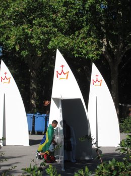 Joven Confesándose En El Parque Del Retiro