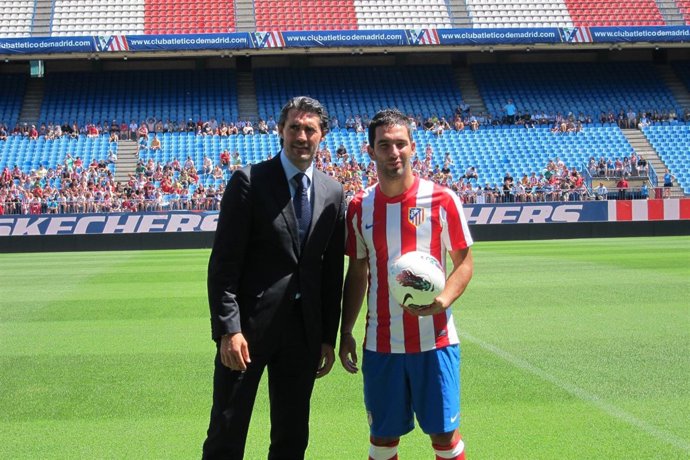 José Luis Pérez Caminero Y Arda Turan (Atlético De Madrid)