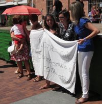 Cientos de boecillanos y representantes políticos arropan a las trabajadoras del centro en una emotiva concentración