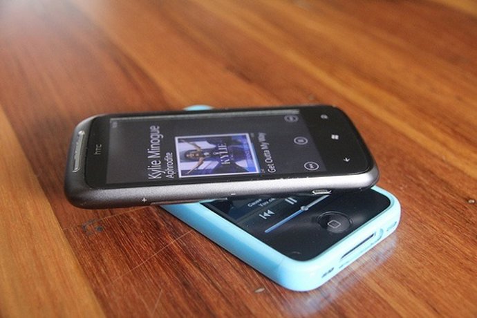 Htc Sobre Iphone 4 Por Beaugiles CC Flickr 