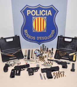 Material Hallado En Casa De Un Detenido En Poblenou
