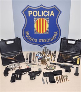 Material Hallado En Casa De Un Detenido En Poblenou
