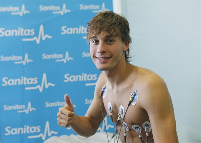 El Delantero Del Valencia Sergio Canales