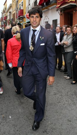 Fran Rivera Posando En Traje