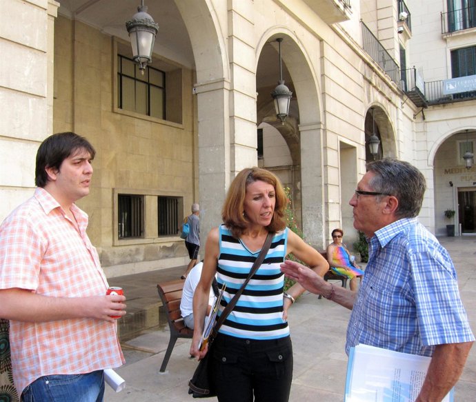 Representantes De 15-M Y De Vecinos Por Alicante