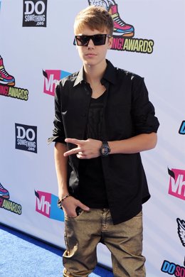 Justin Bieber A Su Llegada A Los  'Do Something Awards 2011' 