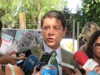 García-Page (PSOE) cree que Bono no puede abandonar la política porque es una "referencia indispensable en España"