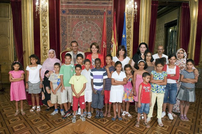 Barcina, La Consejera Torres, Salama Y García, Con Los Niños Saharauis.