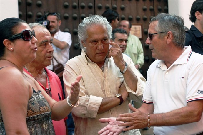 Artistas Flamencos Concentrados Hoy Frente Al Instituto Andaluz Del Flamenco