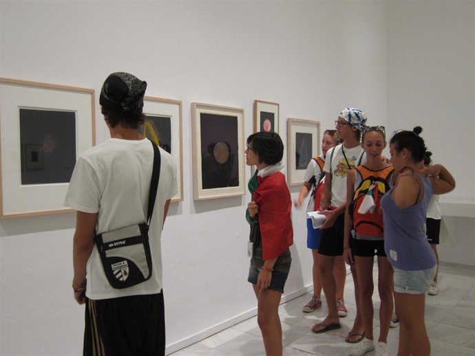 Un Grupo De Peregrinos Antes Unos Cuadros En El Museo Reina Sofía JMJ2011