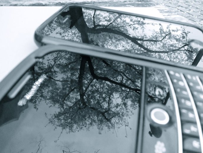 Moviles Blackberry E Iphone Por Amtokyo Flickr Creativecommons