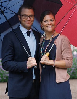 La Princesa Victoria De Suecia Y Su Marido Daniel, Bajo Dos Paraguas 