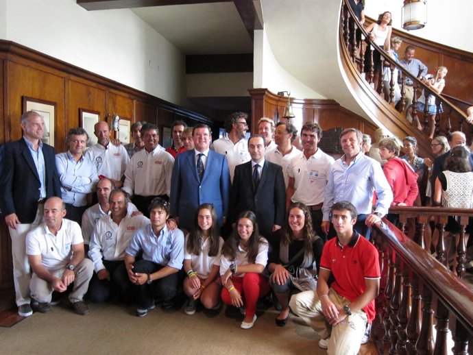 El Consejero Y Los Regatistas Cántabros