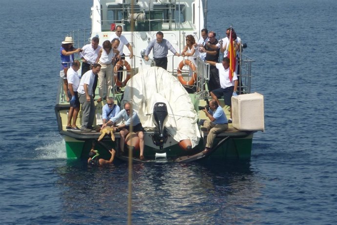 Griñán Y Díaz Trillo Liberando Tortugas En Las Costas De Málaga