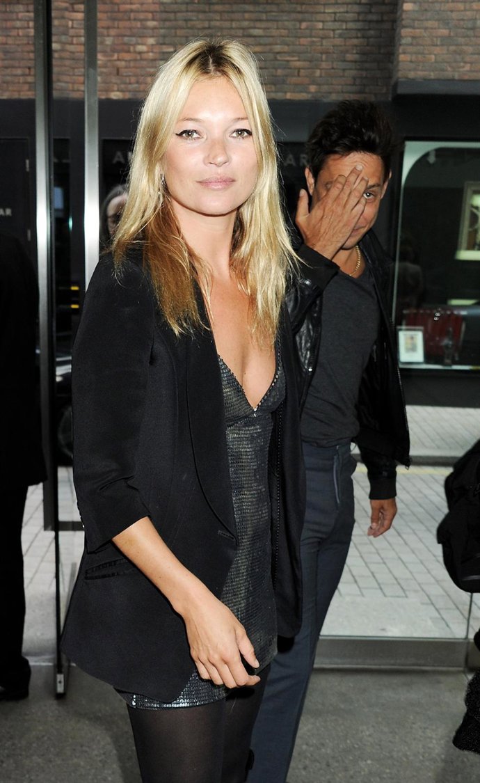 Kate Moss Posando En La Puerta De Una Tienda