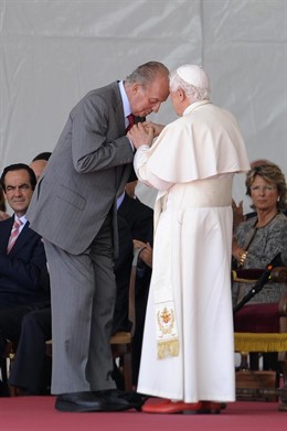 El Rey Recibe Al Papa En Barajas