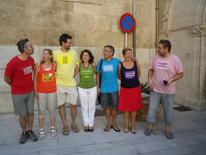 Representantes De IV Se Concentran Ante El Palacio Episcopal
