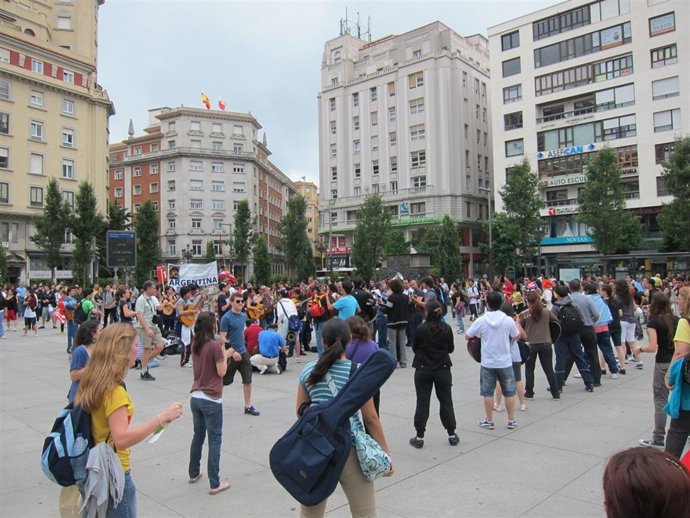 Jóvenes Neocatecúmenos En La Plaza Del Ayuntamiento