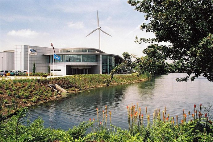 Aerogenerador En La Planta De Ford En Dagenham (Reino Unido)