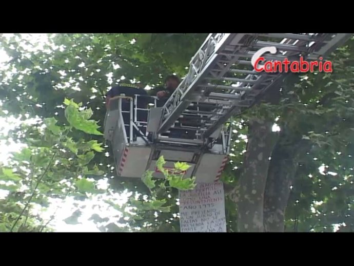 Los Bomberos Bajaron Con La Autoescala Al Protagonista De La Protesta