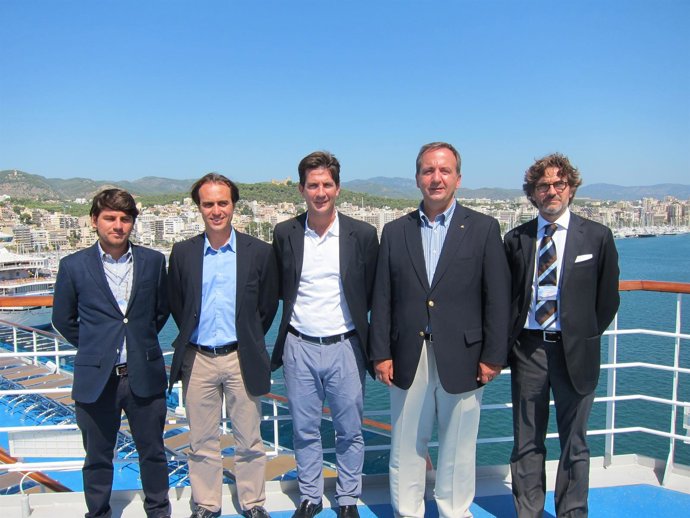 Representantes Del Ayuntamiento Con El Director General De Costa Cruceros.