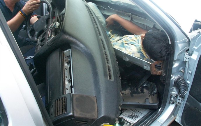 Inmigrante oculto en la valla fronteriza entre Melilla y Marruecos