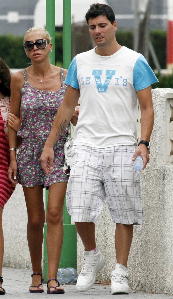 Belén Esteban Y Fran Álvarez Paseando Por Benidorm 