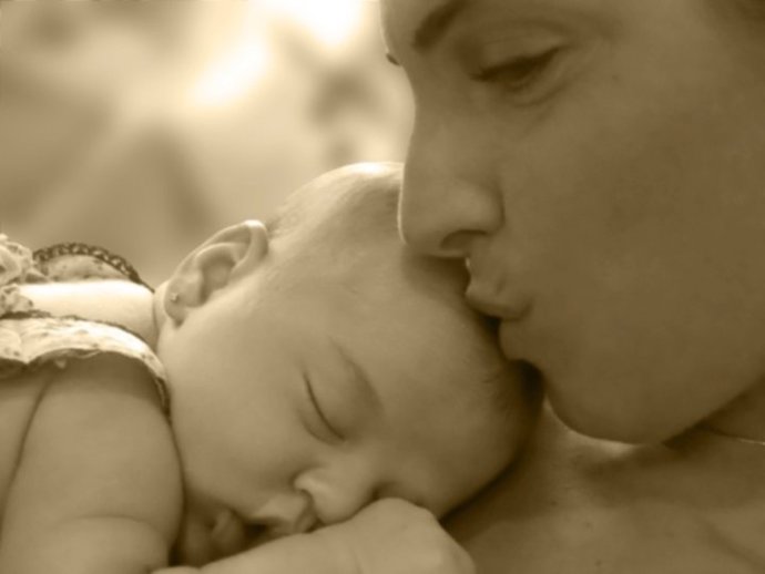 Nuria Fergó Besando A Su Hija