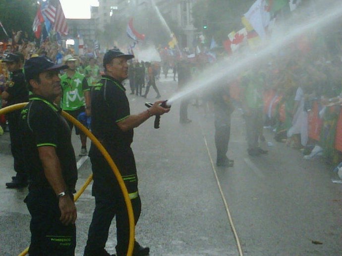 Bomberos De Madrid Refrescan A Los Peregrinos De La JMJ