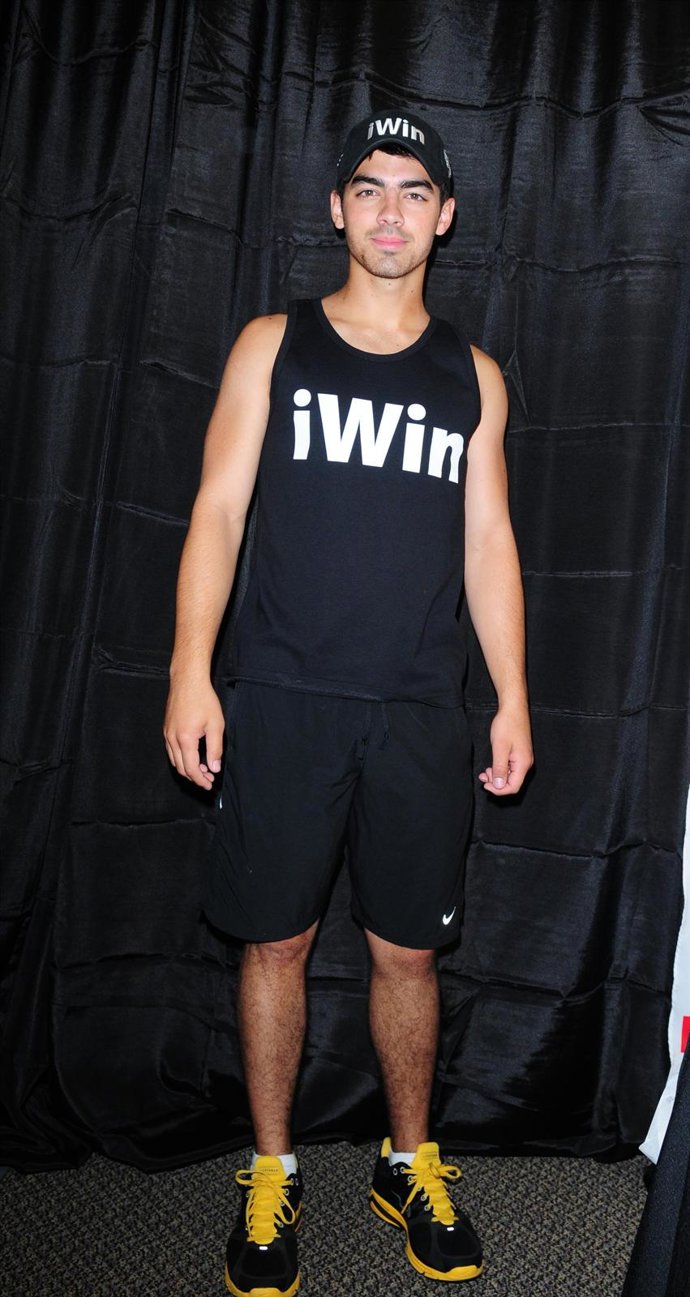 Joe Jonas Con Ropa Deportiva 