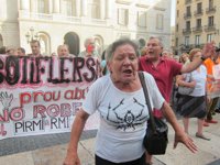 Medio millar de personas claman ante la Generalitat contra la reforma de la RMI