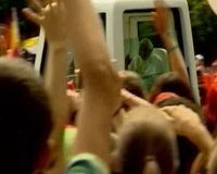 El papa cruza la Puerta de Alcalá escoltado por 50 jóvenes de todos los continentes