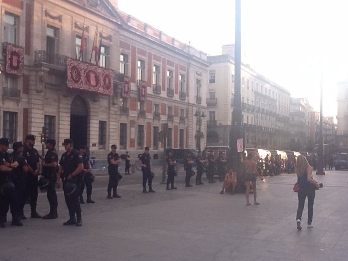 Un Dispositivo Policial Cerca La Puerta Del Sol Por La Manifestación Laica