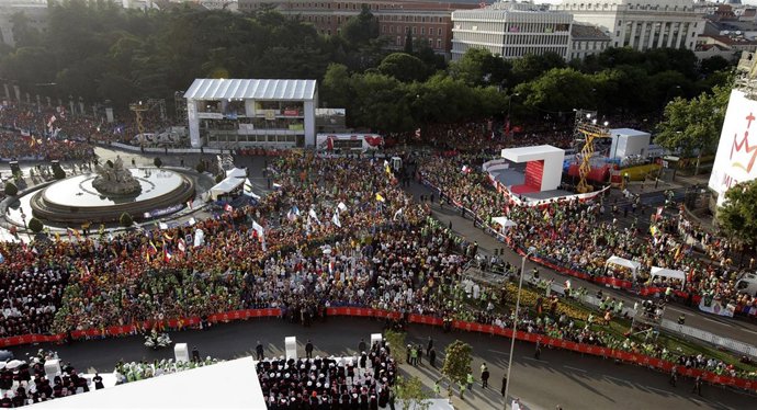 La Cibeles Completamente Tomada Por Los Peregrinos De La JMJ