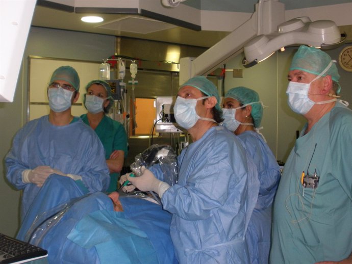 Cirujanos Miran Los Monitores En Una Intervención   