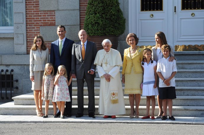 La Famila Real Recibe Al Papa En La Zarzuela            