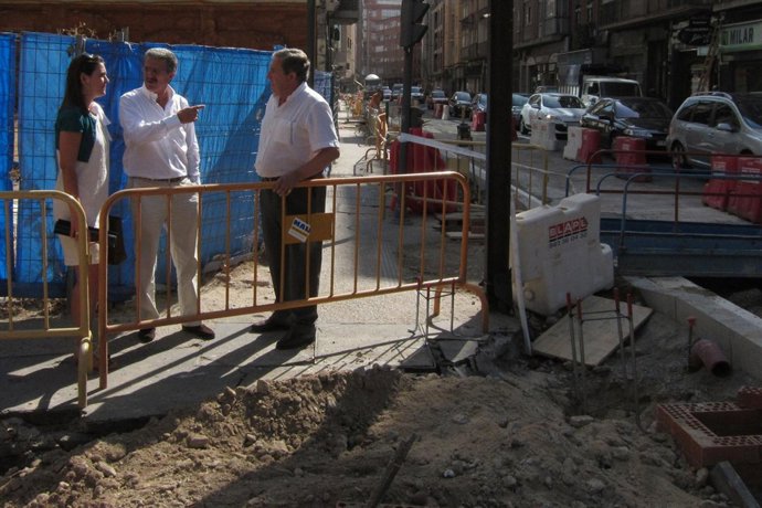 Cristina Vidal Y Manuel Sánchez Visitan Las Obras De Nicolás Salmerón