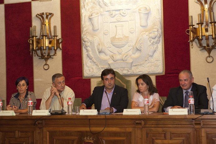 El Alcalde, Presidiendo El Pleno De La Corporación