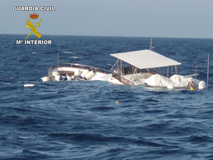 Barca Semi Hundida En Sitges