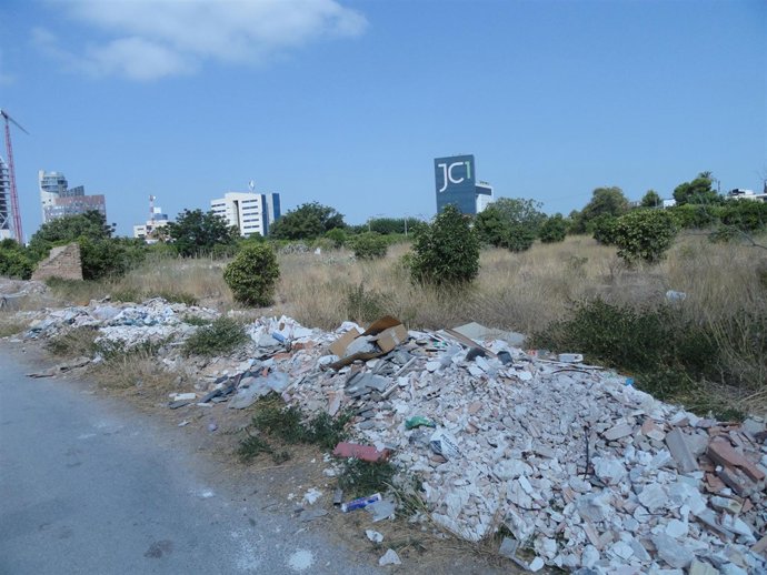 Escombros Ilegales En Avenida Juan Carlos I En Murcia
