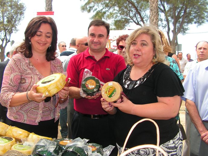 Mar Moreno Y Clara Aguilera En El Mercado Del Queso, En Salobreña