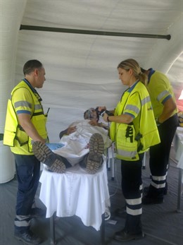 Sanitarios Atienden A Una Persona En El Incendio