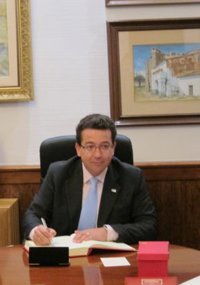 Manzano ve "acertadísimo" reducir las Medallas de Extremadura y contar con los grupos parlamentarios en la entrega