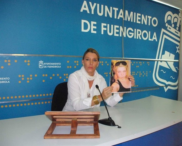 La Concejala De Fuengirola Muestra La Foto De La Joven Finlandesa Desaparecida