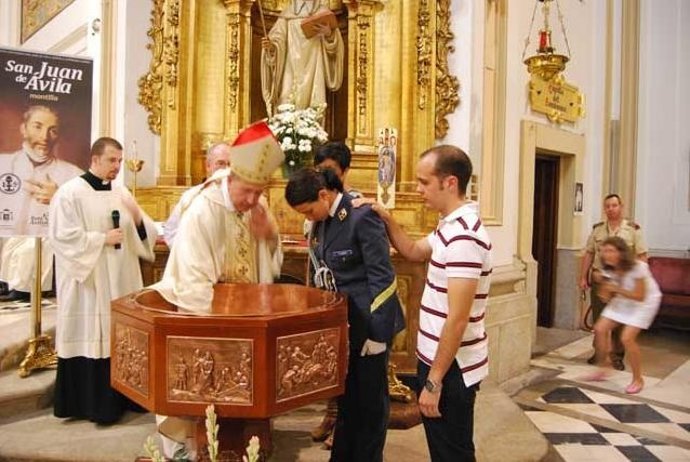 Una Militar Es Bautizada Por El Arzobispo Castrense