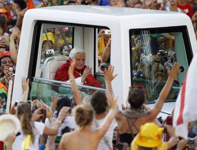El Papa Recorre En Papamóvil Las Calles De Madrid Durante La JMJ 2011
