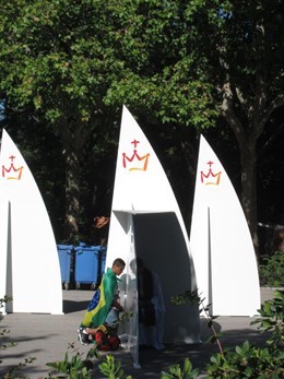 Joven Confesándose En El Parque Del Retiro