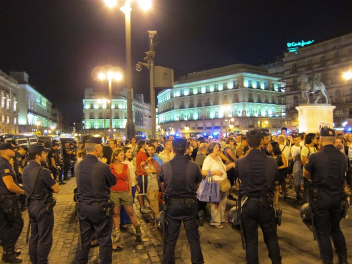 La Policía Controla A Los Manifestantes Laicos En La Puerta Del Sol
