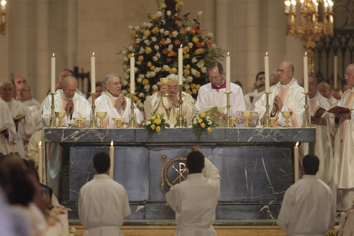 El Papa Benedicto XVI Celebra La Eucaristía En La Almudena (JMJ)