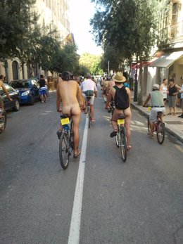 Dos De Los Jóvenes Desnudos En La Marcha Ciclista 